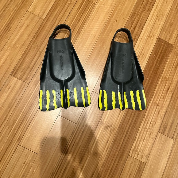 Black and Yellow Swim Fins - Picture 3 of 7